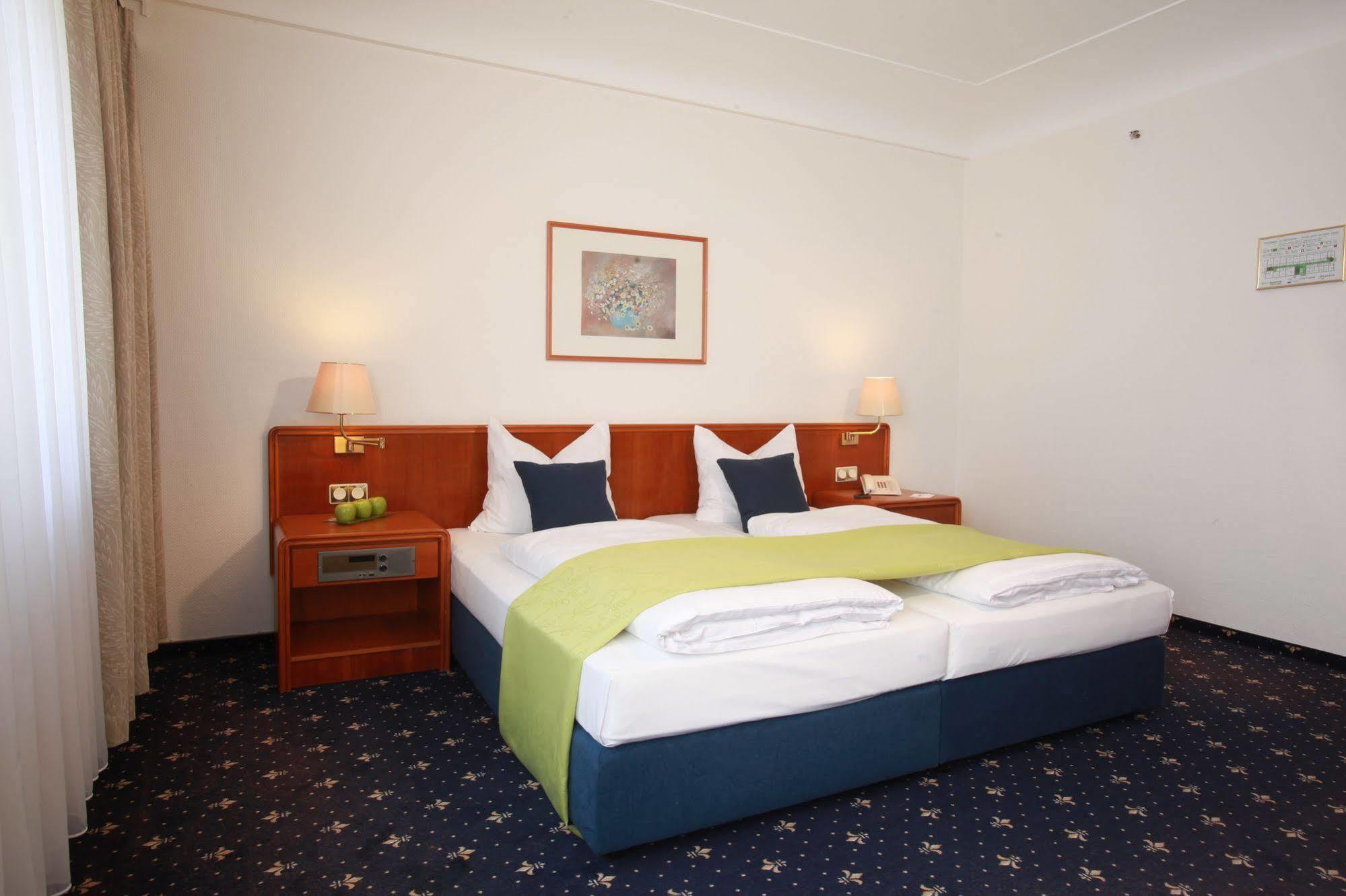 Hotel Excelsior - Central Station Frankfurt am Main Rum bild